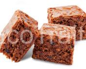 MINI BROwNIE COCKTaiL, traiteur Paris, traiteur ecoresposnable, brownie chocolat, traiteur en ligne, pièces sucrées traiteur Paris, Chocolate brownie cake on a white isolated background