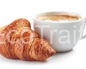 petit déjeuner partis traiteur, petit déjeuner express, café croissant, pause café, traiteur salon, petit déjeuner salon, traiteur paris, traiteur eco responsable, croissant pur beurre, produit frais, cup of coffee and croissant